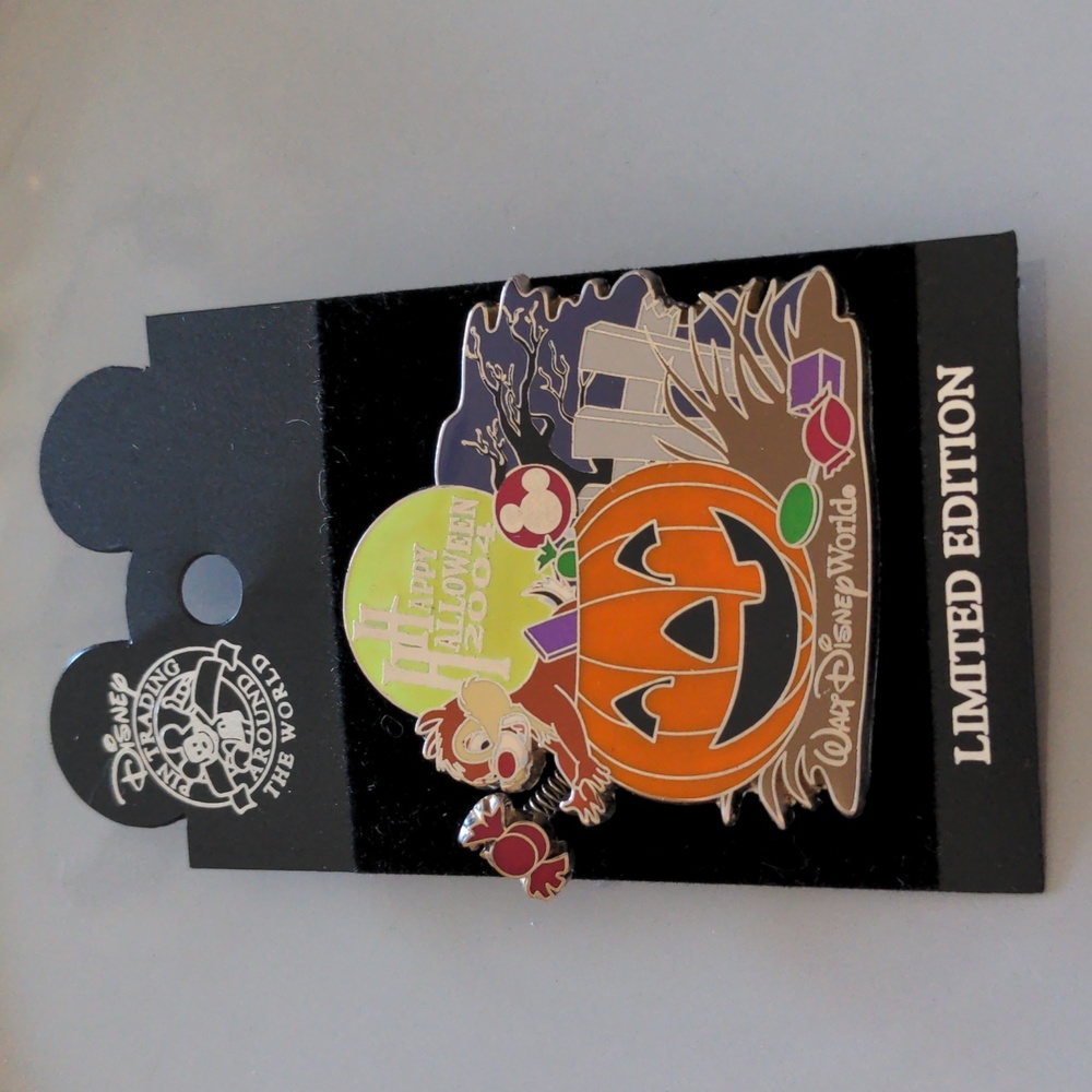 Disney LE chip n dale Halloween pin